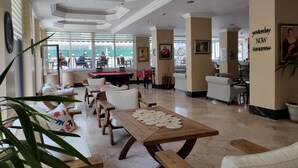 Eine großzügige Lobby mit Billardtisch, Sitzbereichen und bequemen Sitzgelegenheiten.