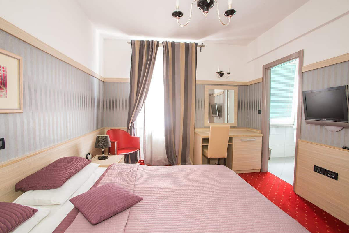 Minibar, in-room safe, individually decorated, individually furnished