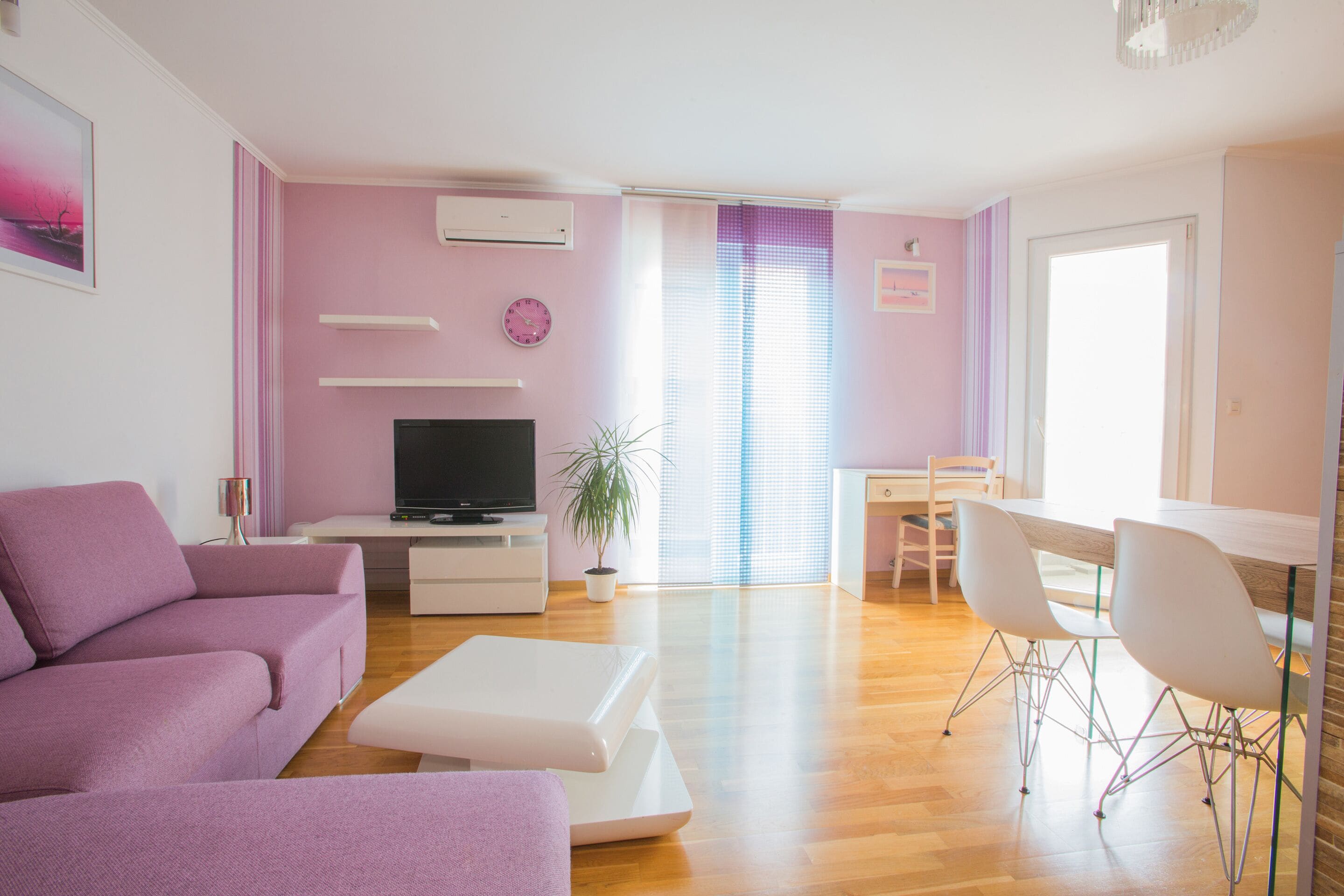 Familien-Suite, Balkon | Wohnzimmer | 50-cm-Fernseher mit Satellitenempfang