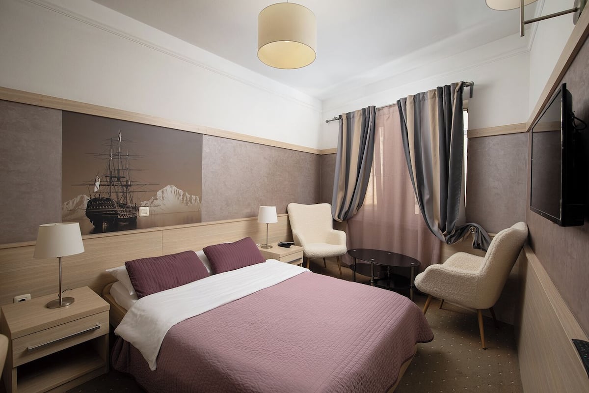 Minibar, caja de seguridad en la habitación y decoración personalizada