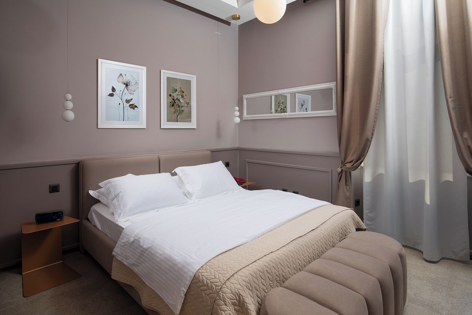 Habitación doble Deluxe | Minibar, caja de seguridad en la habitación y decoración personalizada 