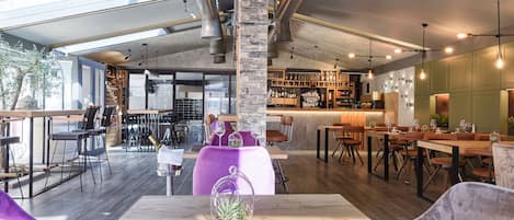 供应午餐、晚餐和早午餐,本地与国际菜,花园景观