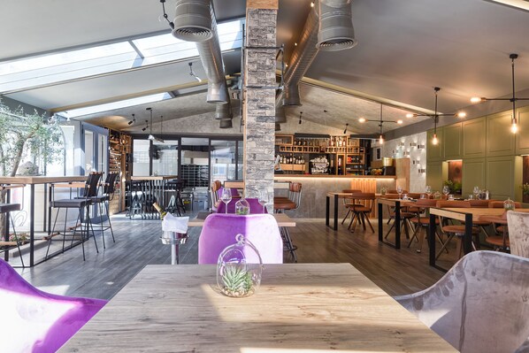 Déjeuner, dîner et brunch servis sur place, vue sur le jardin