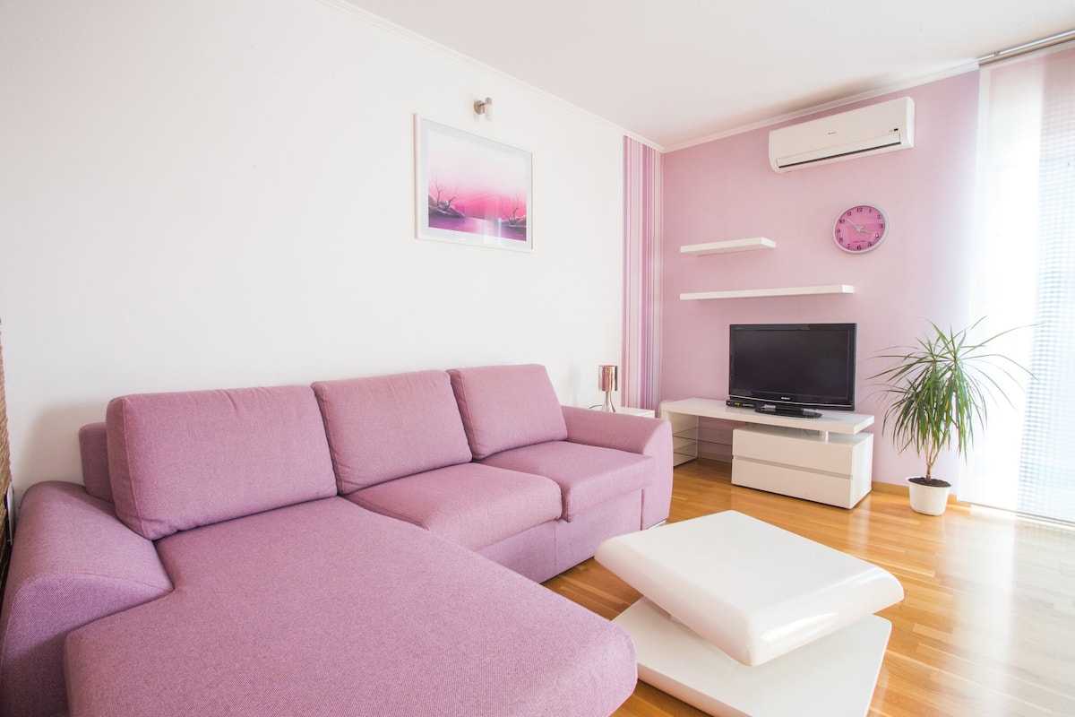 Family Suite, Balcony | Living room