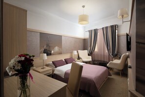 Minibar, in-room safe, individually decorated, individually furnished - Hotel Galija (Pula)