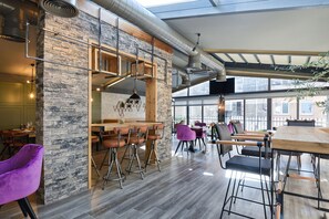 ランチ、ディナー、ブランチに営業 (郷土料理と各国料理、ガーデン ビュー)
