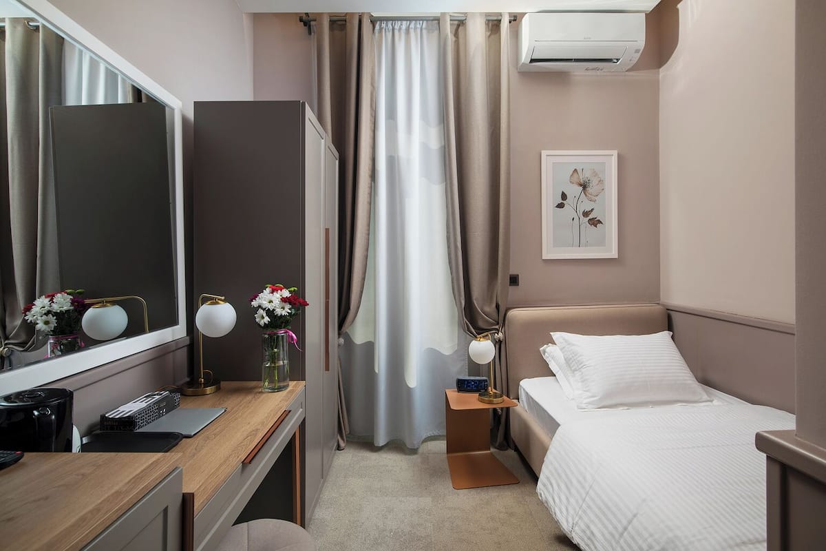 Habitación individual | Minibar, caja de seguridad en la habitación y decoración personalizada