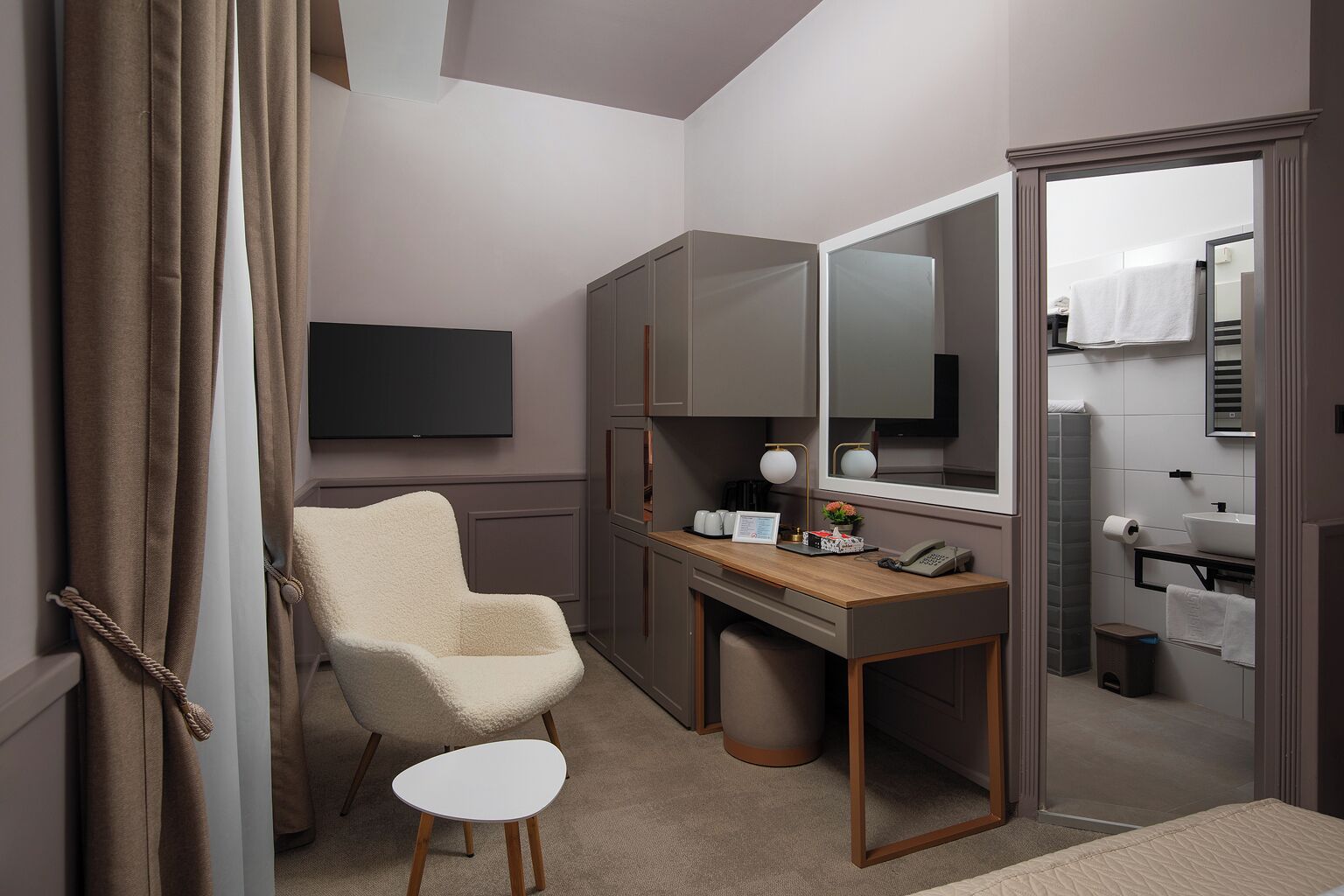 Une salle de bain moderne équipée d’une douche, de toilettes, d’un lavabo et d’un miroir.