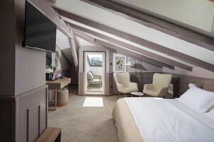 Family Room | Minibar, in-room safe, individually decorated, individually furnished