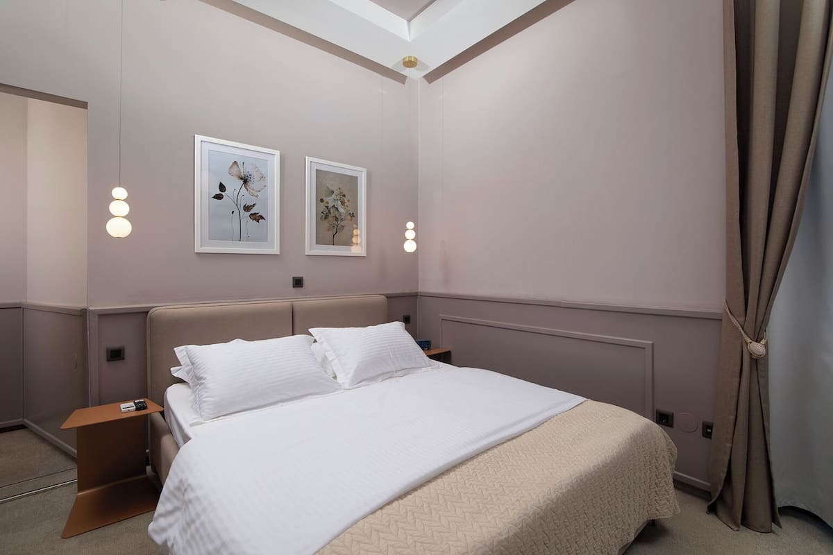 Habitación familiar | Minibar, caja de seguridad en la habitación y decoración personalizada