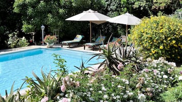 Piscine extérieure, parasols de plage, chaises longues