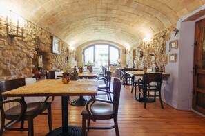 Petit déjeuner buffet (18 EUR par personne)