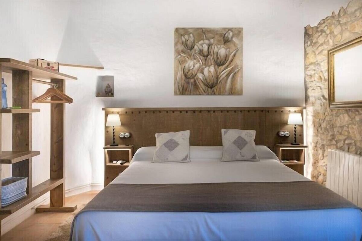 Premium bedding, minibar, soundproofing, WiFi (free)