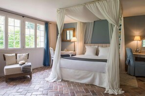 Premium bedding, individually decorated, desk, blackout drapes - Hotel The Originals Domaine de Bellevue (Neufmoutiers-en-Brie)