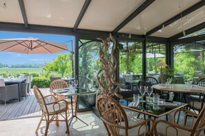 Breakfast, lunch, dinner served; garden views - Hotel The Originals Domaine de Bellevue (Neufmoutiers-en-Brie)