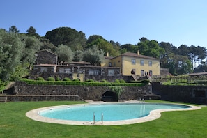 Piscina stagionale all'aperto, lettini