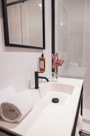 Superior Twin Room | Bathroom | Shower, hair dryer, bidet, towels - Casa Do Anquião (Ponte de Lima)