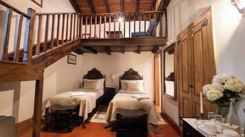 Habitación superior con 2 camas individuales | 1 dormitorio, decoración individual, mobiliario individual