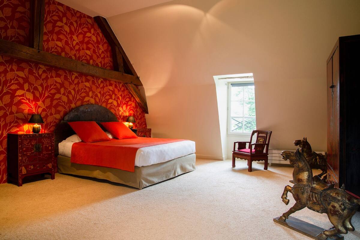 Suite, 1 King Bed, Hot Tub, Park View | Individually decorated, free WiFi