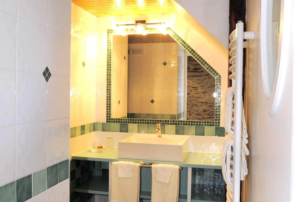 junior suite, garden view | bathroom | shower, free toiletries, hair dryer, towels