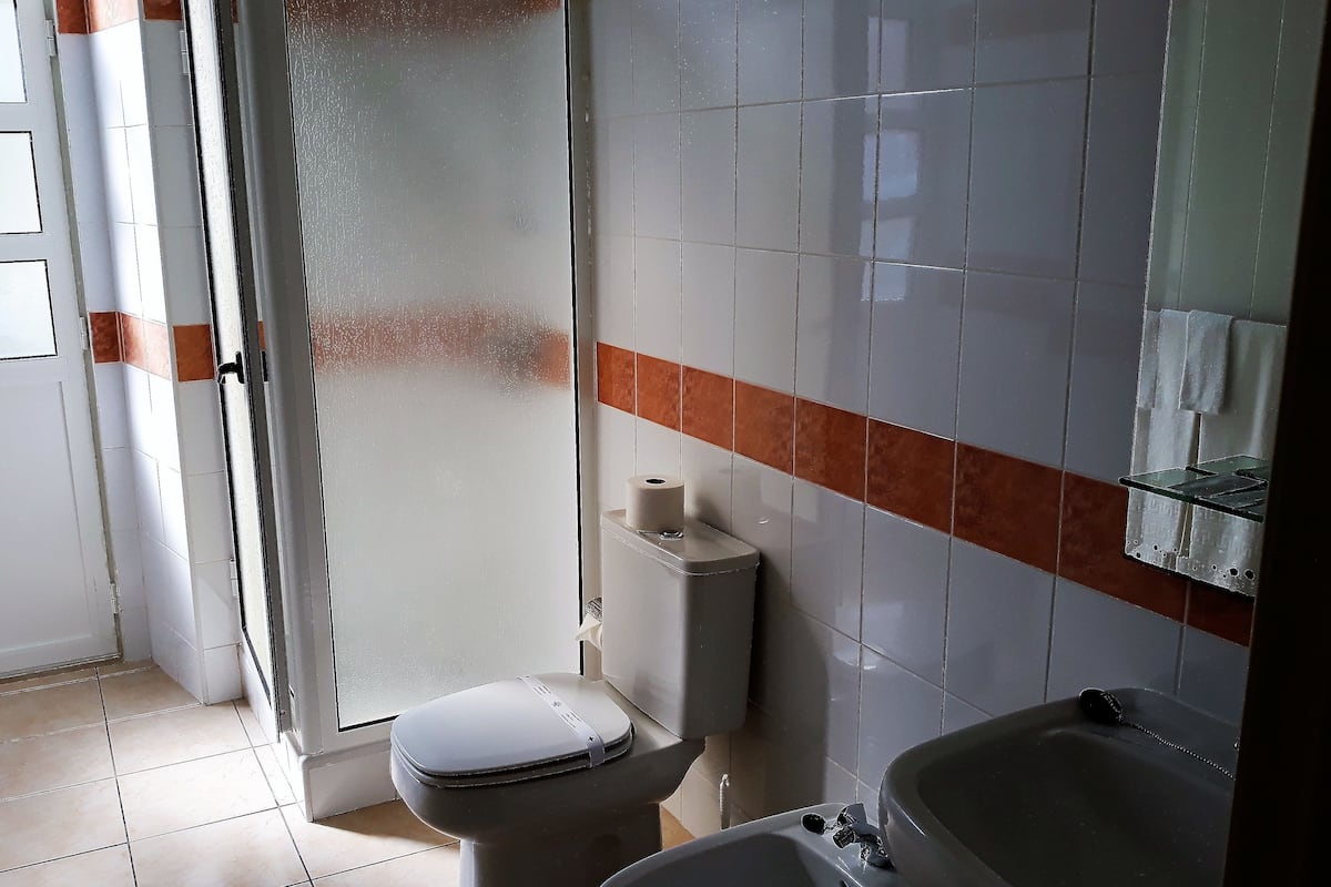 standard room, 2 single beds | bathroom | bathtub, free toiletries, hair dryer, towels