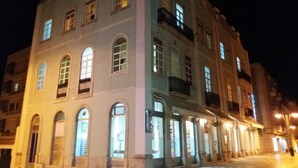 A historic building with arched windows and balconies, illuminated at night. - Hotel Aliança (Figueira da Foz)