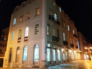 Vista frontal de la propiedad por la tarde o noche