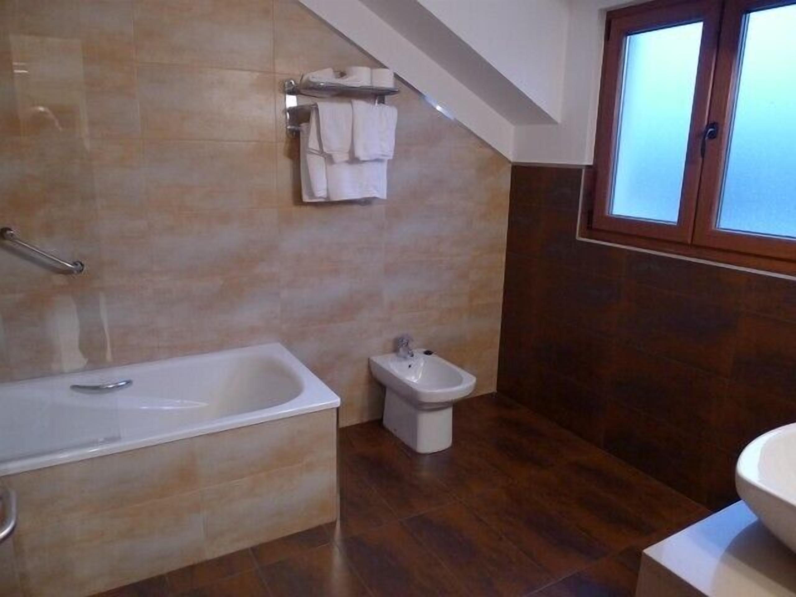 double or twin room | bathroom amenities | combined shower/bathtub, deep-soaking bathtub, free toiletries, bidet