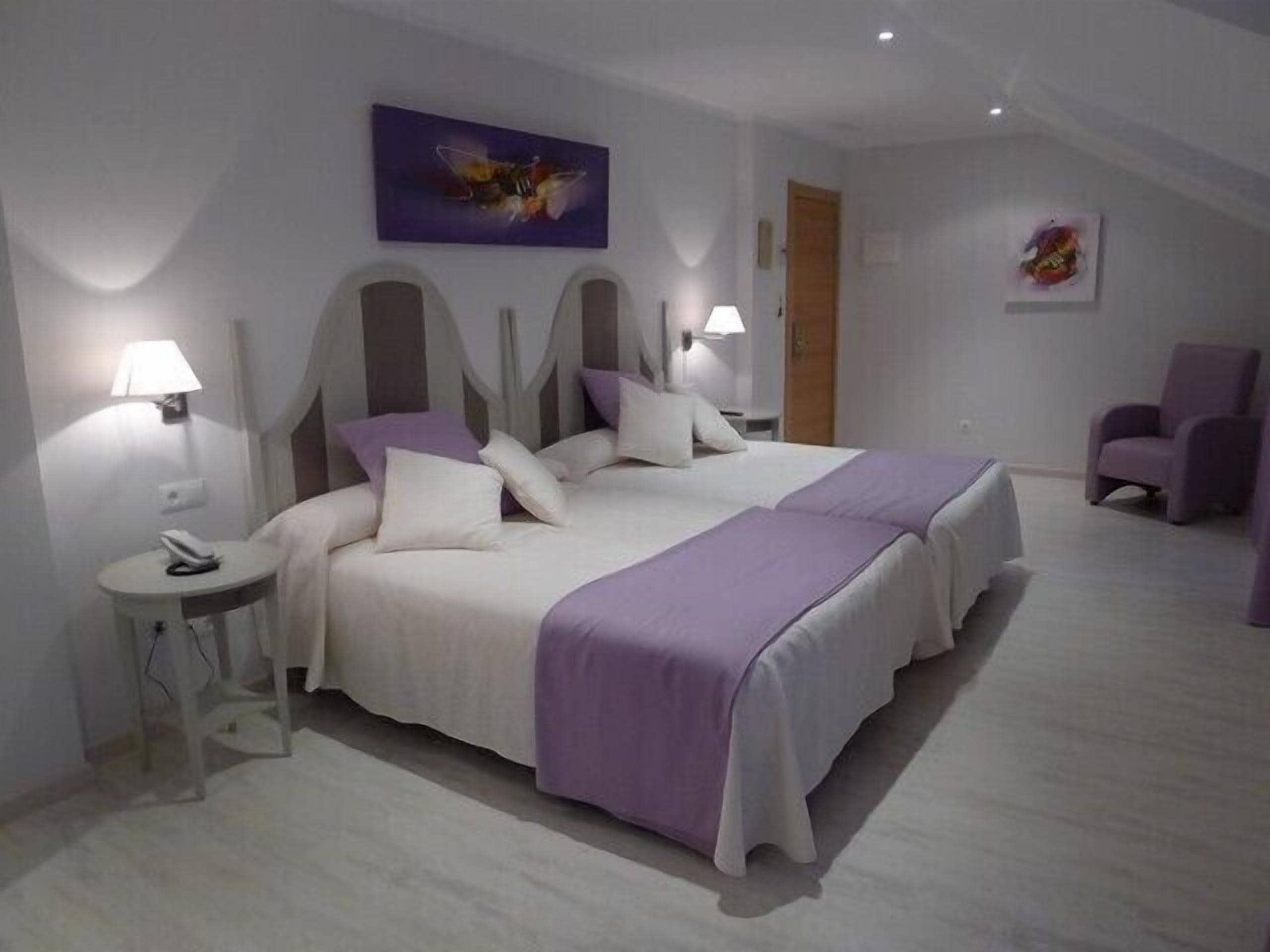 standard triple room | desk, laptop workspace, free wifi, bed sheets