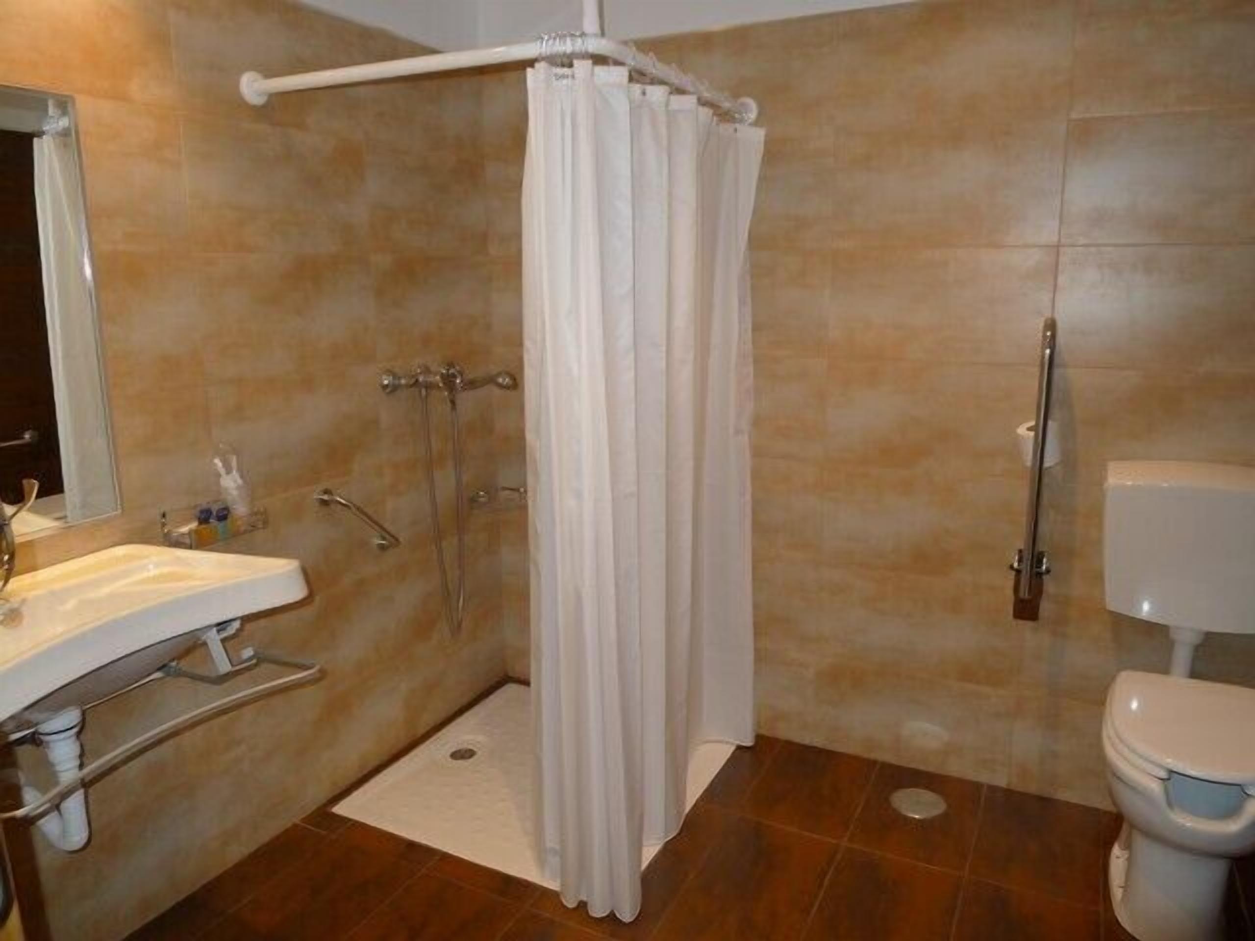 combined shower/bathtub, deep-soaking bathtub, free toiletries, bidet