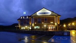 A building with a sign reading "RESTAURANTE - CAFETERIA" at night.