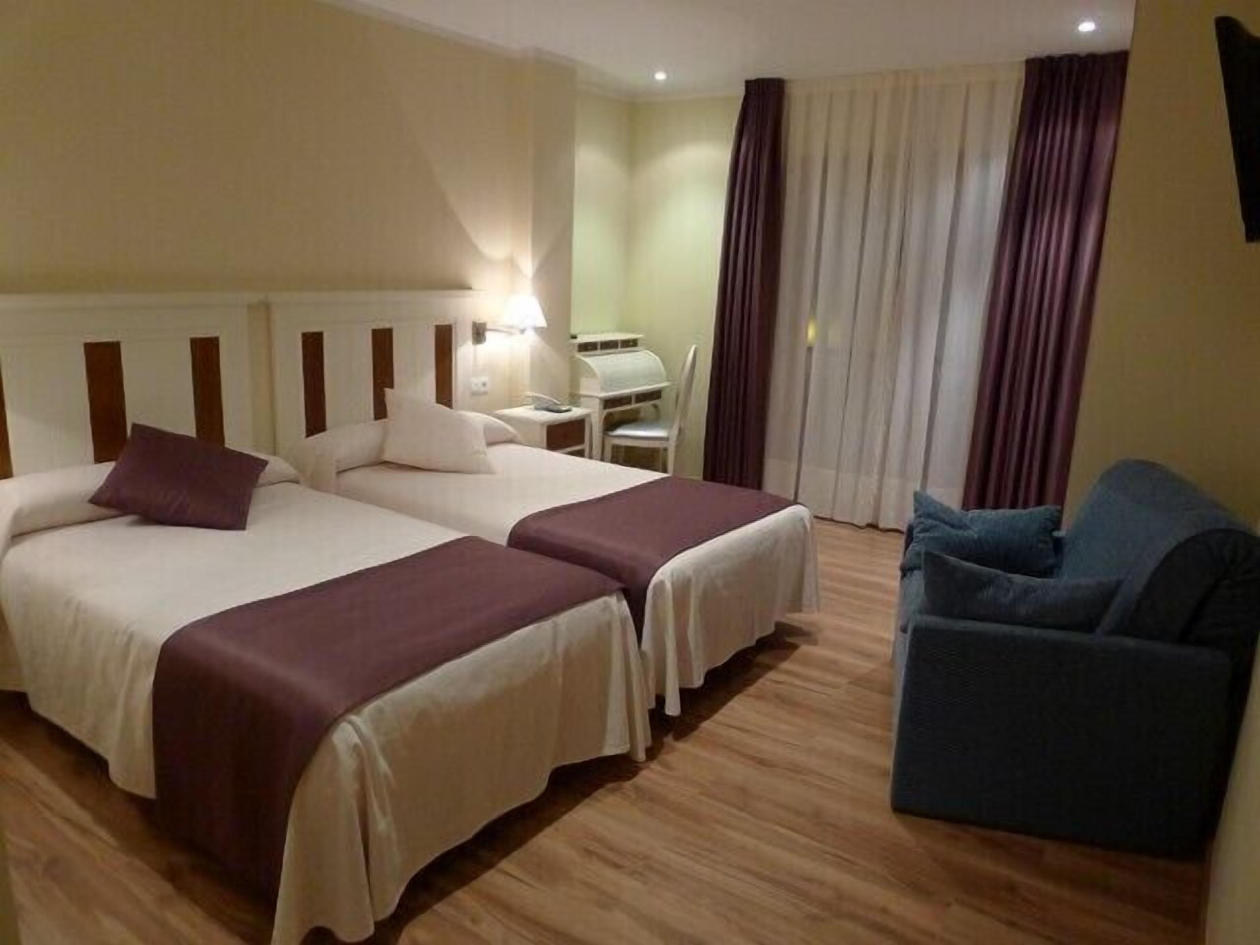 double or twin room | desk, laptop workspace, free wifi, bed sheets