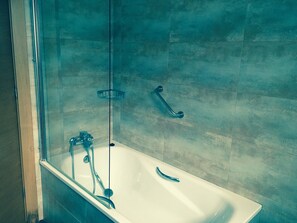 Habitación cuádruple | Baño | Tina con regadera, tina profunda, amenidades de baño gratuitas, bidet 