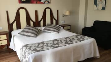 Basic-Doppelzimmer, 1 Schlafzimmer, barrierefrei | Schreibtisch, laptopgeeigneter Arbeitsplatz, kostenloses WLAN