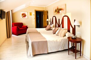 Standard Triple Room | Desk, laptop workspace, free WiFi, bed sheets