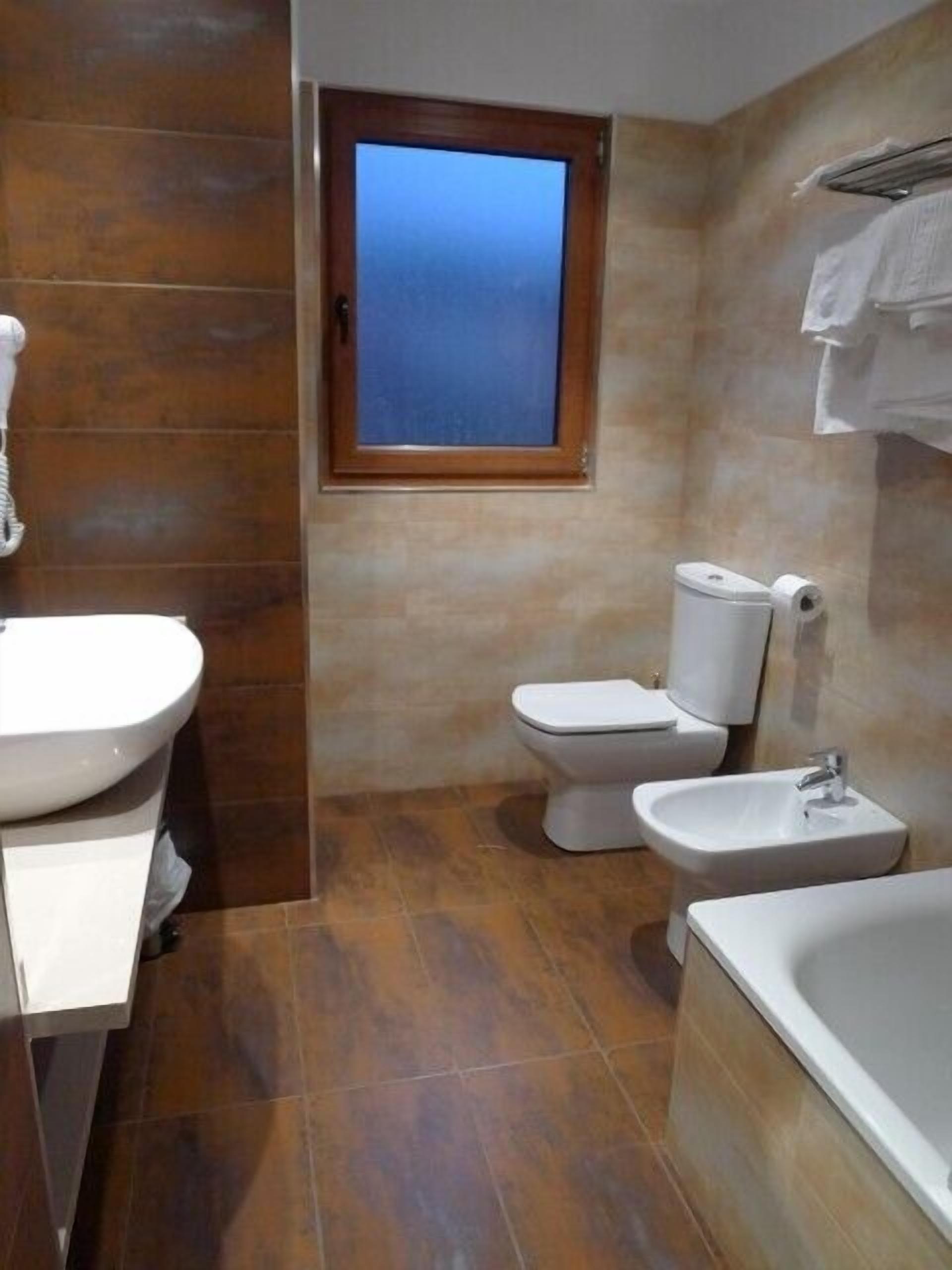 economy double or twin room | bathroom | combined shower/bathtub, deep-soaking bathtub, free toiletries, bidet