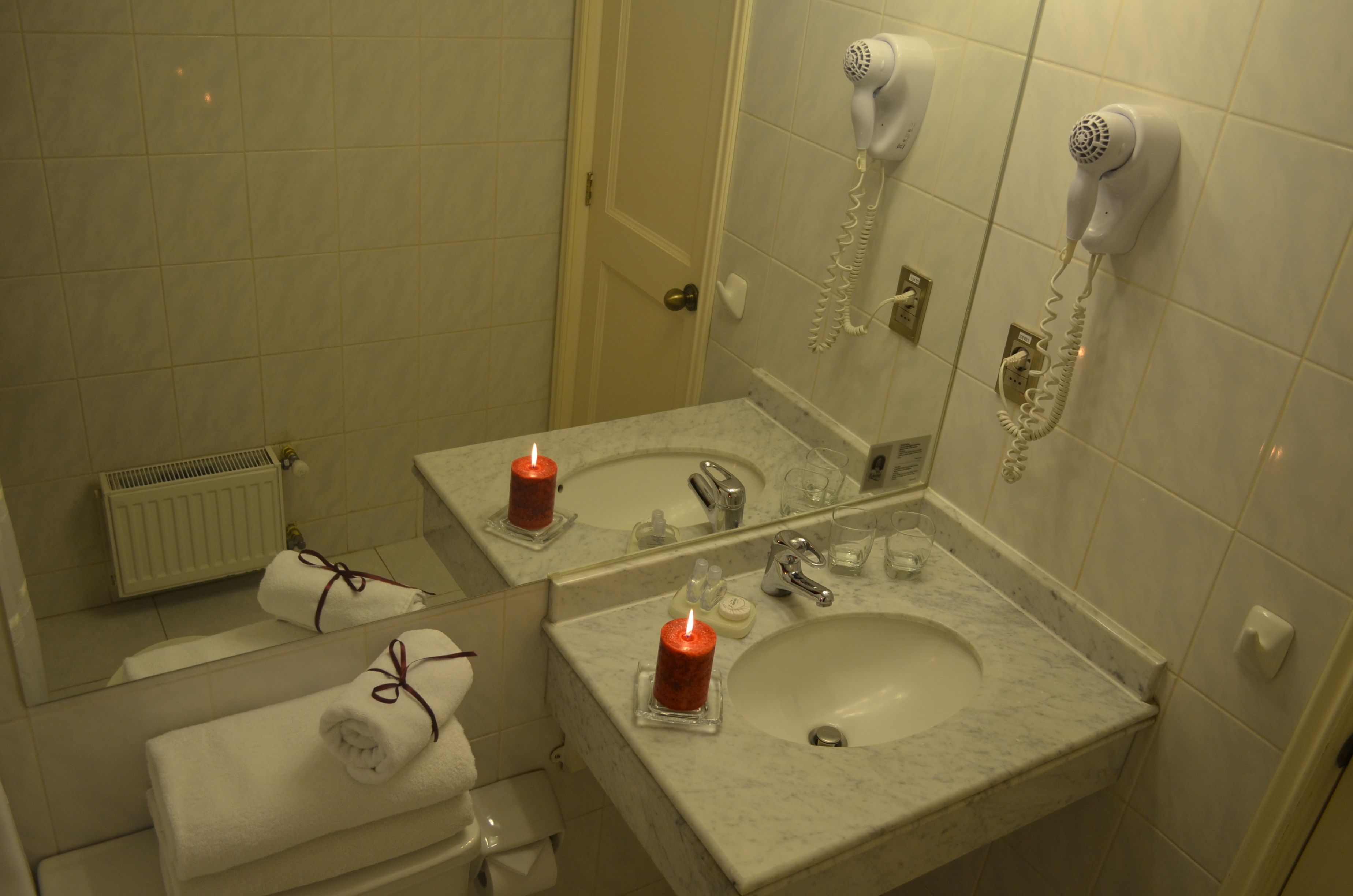 executive single room | bathroom | combined shower/bathtub, deep-soaking bathtub, rainfall showerhead