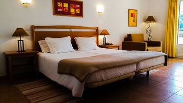 Minibar, escritorio, espacio para trabajar con laptop y wifi