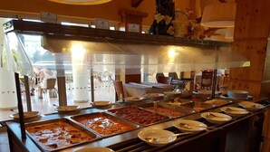 Ein reichhaltiges Buffet mit verschiedenen Speisen und Geschirr.