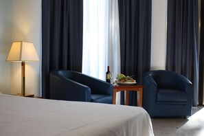 Klassieke kamer, 1 twee- of 2 eenpersoonsbedden | Een minibar, een kluis op de kamer, een bureau, verduisterende gordijnen