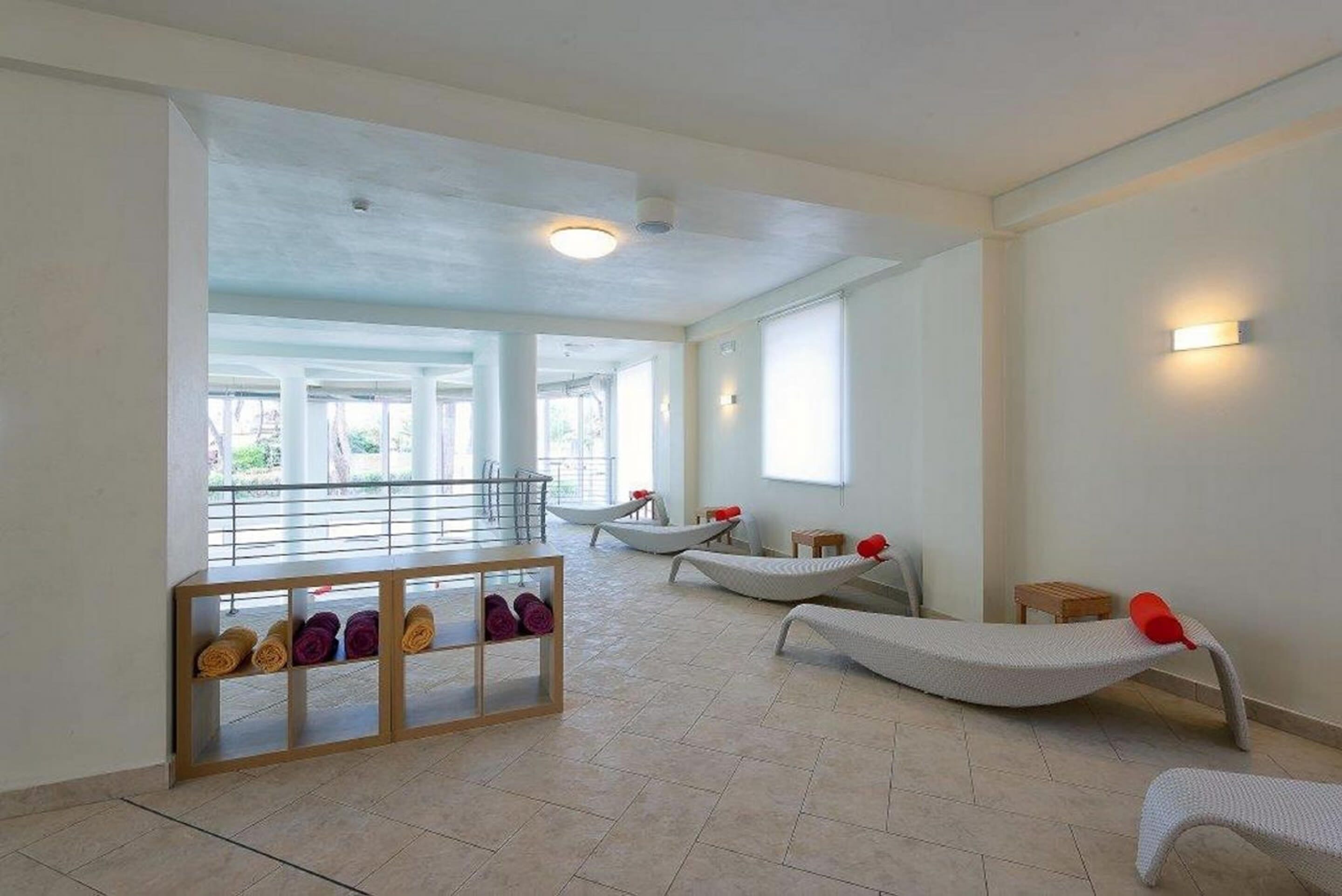 sauna, hot tub, hot springs/mineral springs