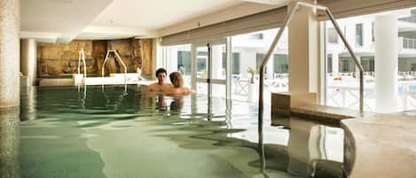 Een sauna, een bubbelbad, warm/mineraalwaterbronnen