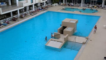 3 piscines couvertes, 2 piscines extérieures, chaises longues
