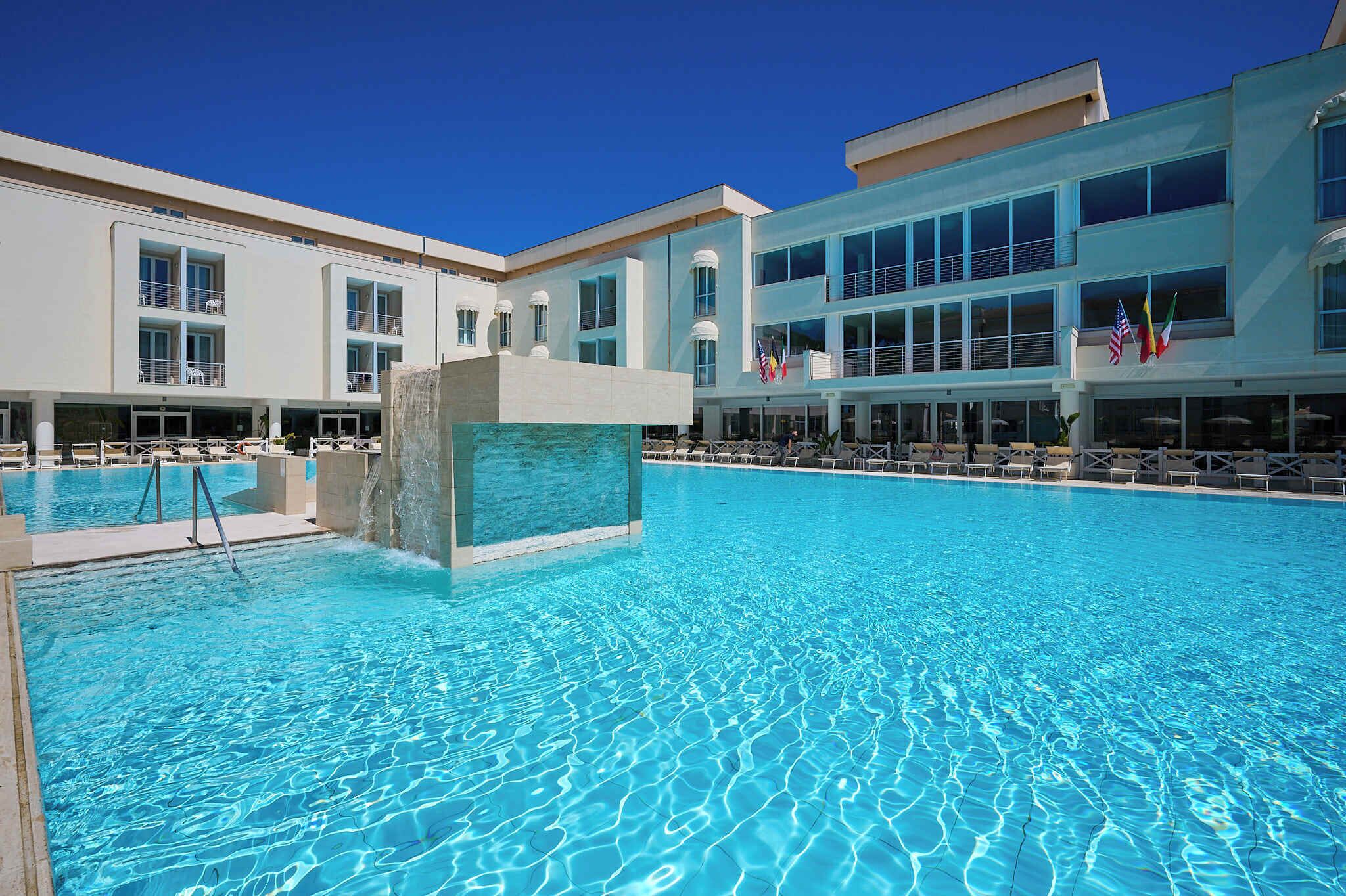 3 indoor pools, 2 outdoor pools, pool loungers