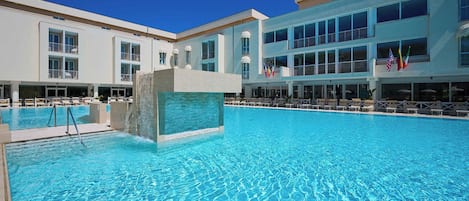3 piscines couvertes, 2 piscines extérieures, chaises longues