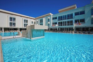 3 Innenpools, 2 Außenpools, Liegestühle