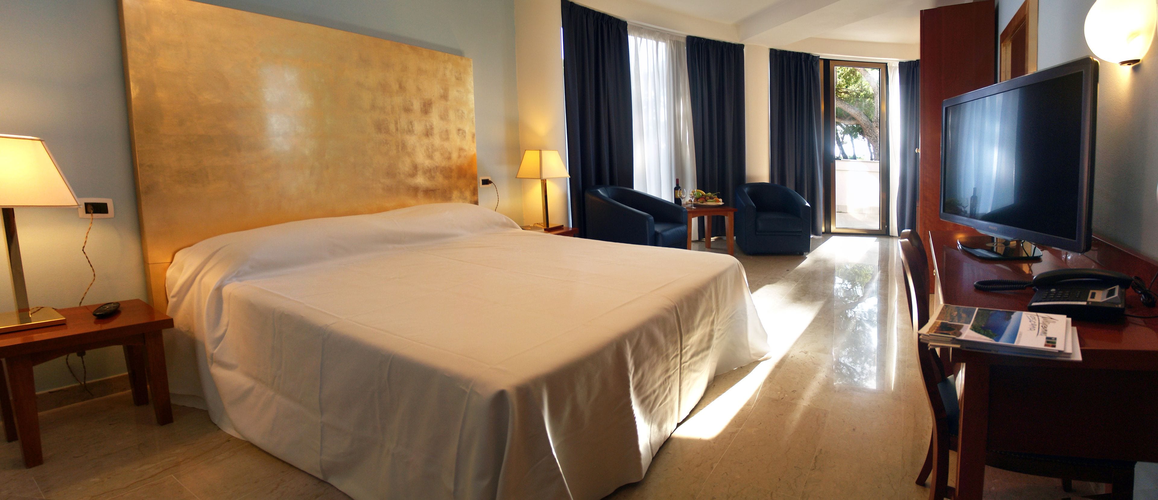 minibar, in-room safe, desk, blackout curtains