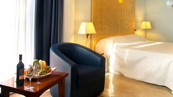 Classic Double or Twin Room | Minibar, in-room safe, desk, blackout drapes