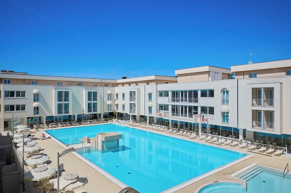 3 indoor pools, 2 outdoor pools, sun loungers