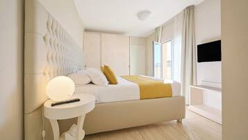 Suite junior, terraza | Minibar, caja fuerte, escritorio y cortinas opacas